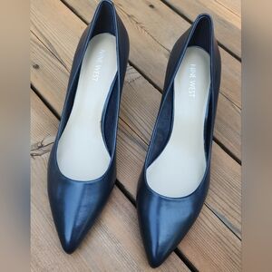 Nine West, size 8.5, navy blue dress shoe